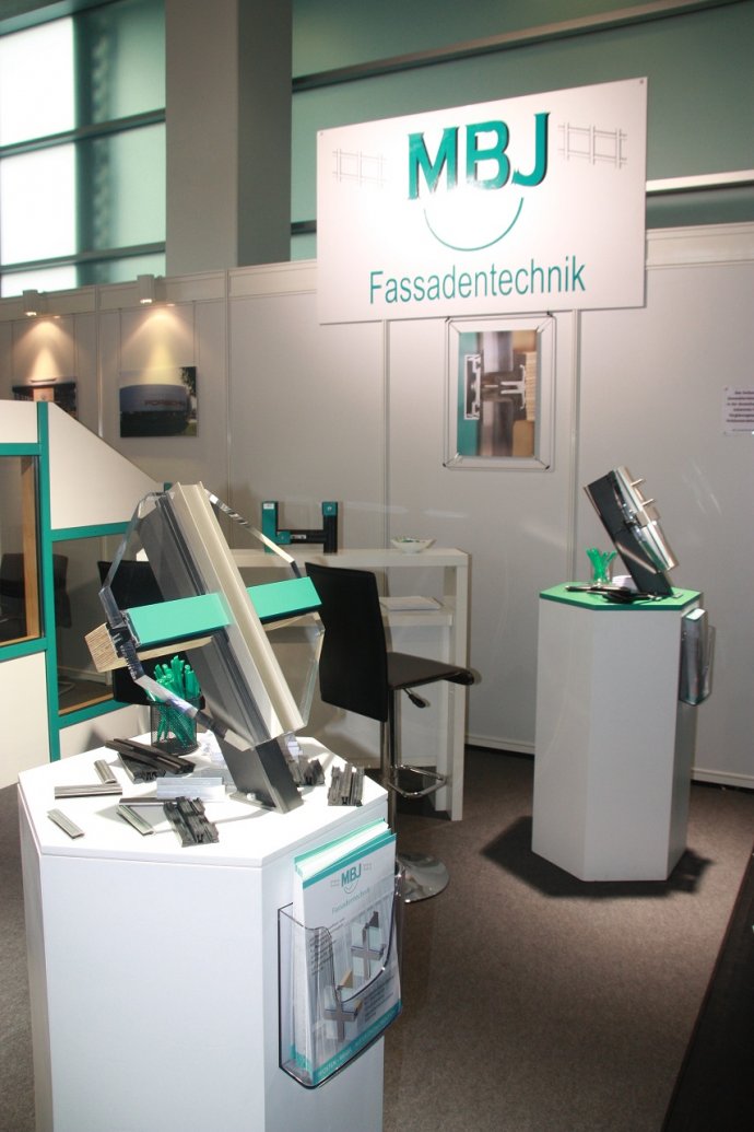 Messestand mit verschiedenen Fassadensystemen und Pfosten-Riegel-Konstruktionen der MBJ Fassadentechnik GmbH 